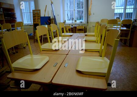 (200311) -- PRAGUE, le 11 mars 2020 (Xinhua) -- une salle de classe artistique vide est vue dans une école primaire de la rue Vodickova à Prague, en République tchèque, le 11 mars 2020. Toutes les écoles primaires et secondaires et les établissements d'enseignement supérieur de la République tchèque ont été fermés mercredi pour freiner la propagation de la COVID-19. (Photo De Dana Kesnerova/Xinhua) Banque D'Images