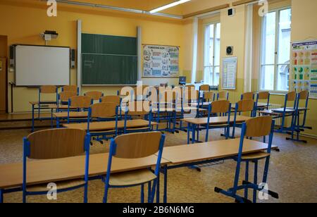 (200311) -- PRAGUE, le 11 mars 2020 (Xinhua) -- une classe vide est vue dans une école primaire de la rue Vodickova à Prague, en République tchèque, le 11 mars 2020. Toutes les écoles primaires et secondaires et les établissements d'enseignement supérieur de la République tchèque ont été fermés mercredi pour freiner la propagation de la COVID-19. (Photo De Dana Kesnerova/Xinhua) Banque D'Images