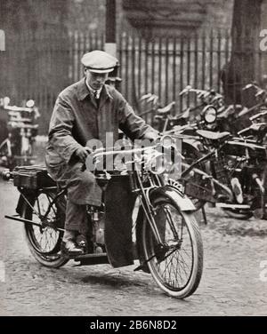 Prince Albert a vu ici à Cambridge en 1920. Prince Albert Frederick Arthur George, Futur George Vi, 1895 – 1952. Roi du Royaume-Uni et dominions du Commonwealth britannique. Du roi George le sixième, publié en 1937. Banque D'Images