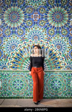 Jeune femme magnifique explorant la Mosquée Hassan II à Casablanca. Banque D'Images