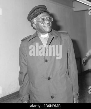 Évêque Desmond Tutu, militant contre l'apartheid, arrivé à l'aéroport d'Heathrow de Londres en 1986. Banque D'Images