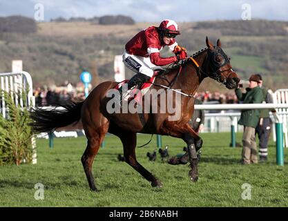 Tiger Roll monté par Keith Donoghue pendant le Glenfarclas Chase au deuxième jour du Cheltenham Festival à l'hippodrome de Cheltenham. Banque D'Images