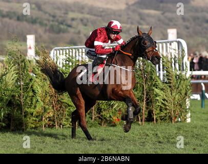 Tiger Roll monté par Keith Donoghue pendant le Glenfarclas Chase au deuxième jour du Cheltenham Festival à l'hippodrome de Cheltenham. Banque D'Images