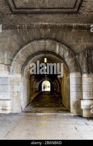 Tunnel piétonnier au pont du Carssel sur la promenade de la Seine dans le centre-ville de Paris, en France Banque D'Images