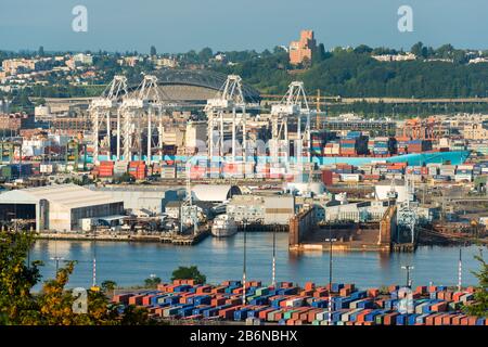 Seattle, État de Washington, États-Unis - un grand cargo au port de Seattle dans le quartier industriel. Banque D'Images