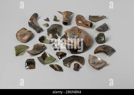 Sterk gecorrodeerde glasscherven van wijnflessen. Tussen de scherven bevinden zich twee kurken, vier flessenhalzen en drie bodemfragmenten. Twee kurken zijn geconserveerd (novembre 1995). Fabricant : glasblazer: Datant: CA. 1700 - env. 1735 matériau: Glas kurk Techniek: Blazen Dimensions: H 4,9 cm. (grooste) × b 13,4 cm. × d 13,6 cm. × h 0, cm. (kleinste) × b 0,6 cm. × d 0,6 cm. × g 995 gr Date: 1729 - 1735Vie: Verenigde Oostindische Compagnie't Vliegend Hart (schip) Banque D'Images