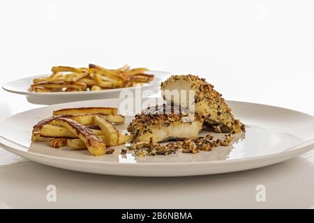 merluzzo gratinato al forno con patate arrosato due pezzi fronte Banque D'Images