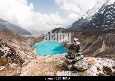 Lac bleu cristal caché le long du sommet de Salkantay trek (Inka Trail alternative) de Cusco à Machu Picchu dans les Andes péruviennes (Pérou) Banque D'Images