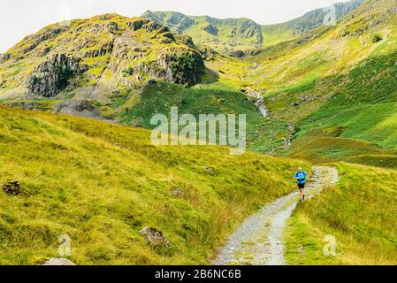 Le coureur de fond descendant Grisedale dans les collines orientales du Lake District Banque D'Images