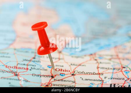 Aiguille de bureau rouge sur une carte des États-Unis, de l'Ohio du Sud et de la capitale Columbus. Gros plan sur le sud de l'Ohio avec virement rouge, carte des États-Unis pin USA Banque D'Images