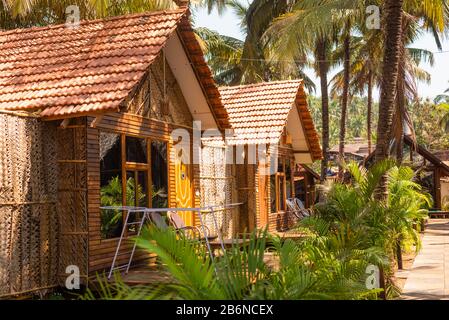 Cabanes de plage et cottages en bambou, tuiles d'argile et feuilles de noix de coco. Image concept de destination de vacances à Goa, Inde.images de vacances et de voyage Banque D'Images