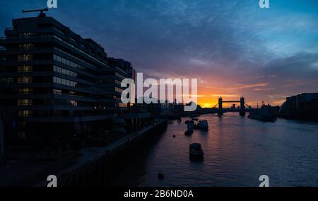 Lever du soleil sur Tower Bridge, Londres, Angleterre Banque D'Images