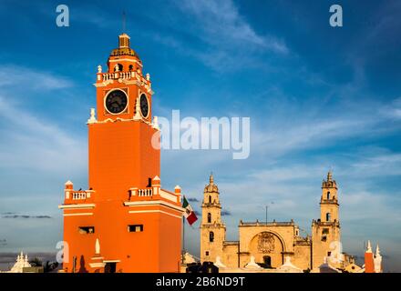 Tour de Palacio Municipal, Catedral de San Ildefonso à distance, Merida, État du Yucatan, Mexique Banque D'Images