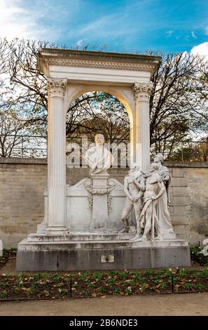 Un buste du politicien français et ancien Premier ministre, Pierre Waldeck-Rousseau, dans le jardin des Tuileries, Paris, France Banque D'Images