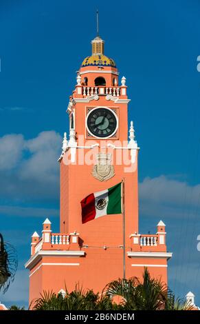 Tour de Palacio Municipal, drapeau mexicain, Plaza Grande à Merida, État du Yucatan, Mexique Banque D'Images