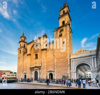 Catedral de San Ildefonso, XVIe siècle, après le coucher du soleil, Plaza Grande à Merida, État du Yucatan, Mexique Banque D'Images