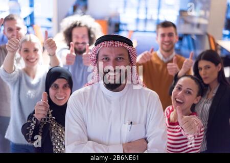 Portrait de jeunes entreprises multiethniques à succès concept d'équipe en maille étroite, l'arabe comme leader, les travailleurs européens de bureau de l'ethnicité africaine pos Banque D'Images