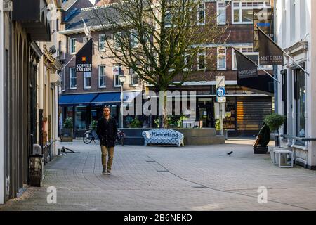Tilburg, Pays-Bas. 11 mars 2020. Tilburg, ville Vide de Tilburg en raison du virus Corona, 11-03-2020. Dans la ville de Tilburg, il y a moins de gens que la normale en raison du virus corona. Terrasses vides et rues commerçantes crédit: Pro Shots/Alay Live News Banque D'Images