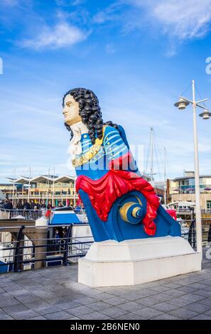 Figuretête colorée de HMS Marlborough au point de vente de Gunwharf Quays au port de Portsmouth, dans le Hampshire, dans le sud de l'Angleterre, par une journée ensoleillée Banque D'Images