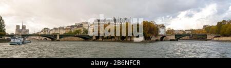 Paris panorama urbain du pont de Pont de Sully au-dessus de la Seine et de l'île Saint-Louis, France Banque D'Images