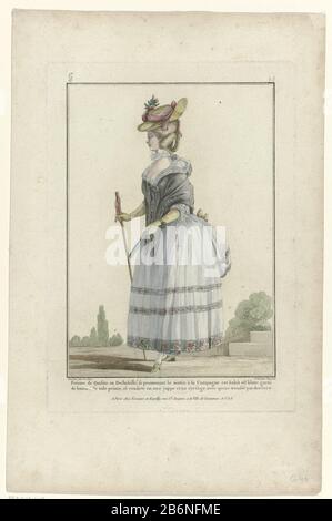 Femme de tête dans un deshabillé 'marchant le matin dans la campagne. Le costume blanc est décoré de bandes de tissu peint, et se compose d'un corsage et d'une jupe avec un drapé (queue) sur le dos. Petite veste d'épaule avec capuche. Sur sa tête un chapeau décoré de rubans et de fleurs. Autres accessoires: Colerette, gants longs, bracelet, ventilateur, canne, chaussures avec talons et rosettes. Carte postale de la série G. 7ème Cahier des English costumes, 1re Suite d'Habillemens The femmes à la mode, Gallerie des modes et costumes English. Fabricant : printmaker: Etienne Claude Voyzard (propriété cotée) à Banque D'Images