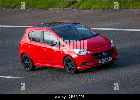 2019 rouge Vauxhall Corsa SRI Vx-Line NAV BLA ; circulation routière au Royaume-Uni, transport, véhicules modernes, berline, véhicules en mouvement, véhicule, routes, moteurs, automobile sur l'autoroute Banque D'Images