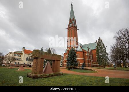 Kotka, FINLANDE - 02 NOVEMBRE 2019 : jour nuageux de novembre à l'église luthérienne de Kotka Banque D'Images