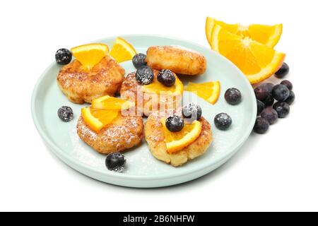 Assiette avec crêpes au fromage et fruits isolés sur fond blanc Banque D'Images