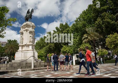 Les gens à côté de la statue équestre de Fernando III de Castille, mieux connue sous le nom de Saint, sur la place Nueva, Séville, Espagne Banque D'Images