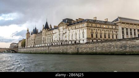 Bâtiment de la Cour suprême sur le remblai de Seine, Paris, France Banque D'Images