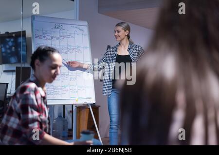 Belle femme d'affaires enceinte Donne un rapport/une présentation à Ses Collègues d'affaires dans la salle de conférence. Banque D'Images