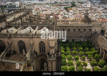 Vue panoramique sur Séville et sa cathédrale avec le patio Naranjos depuis la tour Giralda, en Espagne Banque D'Images