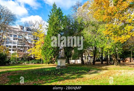 Beaux arbres d'automne et une sculpture dans les jardins du Palais du Luxembourg, Paris, France Banque D'Images