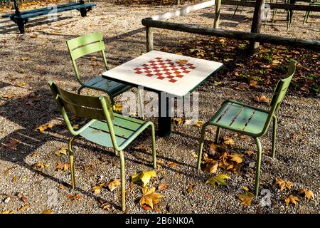 Une table de chessboard et quelques chaises dans les jardins du Luxembourg en automne, Paris, France Banque D'Images