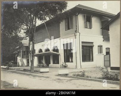 Gebouw van Rathkamp & Co Pharmacy Building Rathkamp & Co. Où: Apparemment à Medan. Photos dans l'album photo des architectes et constructeurs néerlandais Bennink et Riphagen à Medan dans les années 1914-1919. Fabricant : Photographe: Fabrication anonyme de place Medan Dating: 1914 - 1919 Caractéristiques physiques: Gélatine argent imprimé matériel: Papier technique: Gélatine argent imprimé dimensions: Photo: H 147 mm × b mm Date 200: 1914 - 1919 Banque D'Images