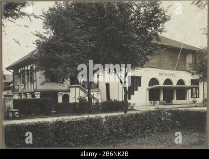 Gebouw van Rathkamp & Co Pharmacy Building Rathkamp & Co. Où: Apparemment à Medan. Photos dans l'album photo des architectes et constructeurs néerlandais Bennink et Riphagen à Medan dans les années 1914-1919. Fabricant : Photographe: Fabrication anonyme de place Medan Dating: 1914 - 1919 Caractéristiques physiques: Gélatine argent imprimé matériel: Papier technique: Gélatine argent imprimé dimensions: Photo: H 143 mm × b mm Date 200: 1914 - 1919 Banque D'Images