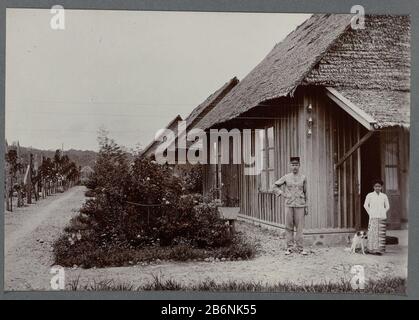 Gebouwen dans les bâtiments bivak Lampahan dans le bivouac Lampahan, officier avec une femme autochtone devant une maison. Inge Photo Bloquée dans un album de 87 photographies de la construction du Gajoweg dans le nord de Sumatra entre Bireuen et Takinguen entre 1903-1914. Fabricant : Photographe: Fabrication anonyme de lieux: Sumatra du Nord En Date: 1903 - 1913 Caractéristiques physiques: Gélatine de jour matériel d'impression argent: Technique papier: Gélatine de jour imprimé argent Dimensions: Photo: H 138 mm × W 200 mmexpéditions de ToelichtingNa au Gajo et Alaslanden menées par Van Daalen (première tournée en 1901), h Banque D'Images