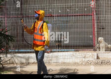 Un travailleur palestinien désinfecte un zoo comme mesure pour empêcher la propagation du nouveau Coronavirus, à Rafah, dans le sud de la bande de Gaza, le 11 mars 2020. Banque D'Images