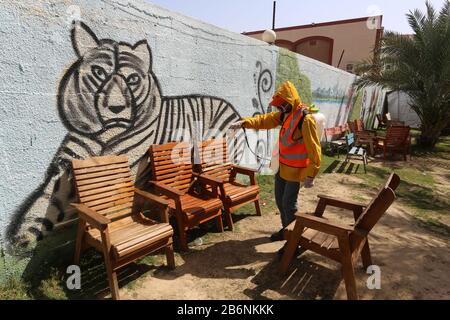 Un travailleur palestinien désinfecte un zoo comme mesure pour empêcher la propagation du nouveau Coronavirus, à Rafah, dans le sud de la bande de Gaza, le 11 mars 2020. Banque D'Images