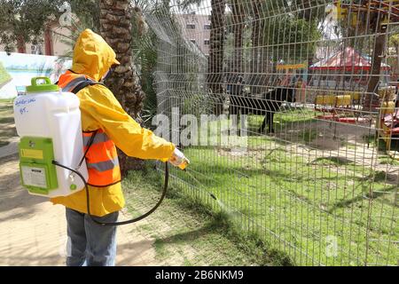 Un travailleur palestinien désinfecte un zoo comme mesure pour empêcher la propagation du nouveau Coronavirus, à Rafah, dans le sud de la bande de Gaza, le 11 mars 2020. Banque D'Images