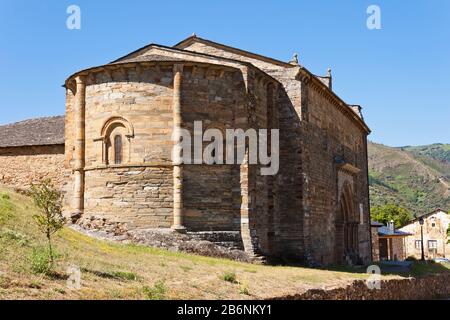 Abside semi-circulaire de l'église romane de Santiago à Villafranca del Bierzo, Castille et Leon, Espagne. Banque D'Images