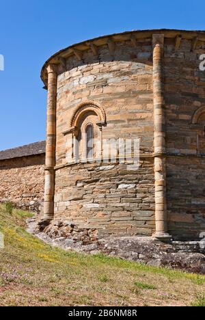 Abside semi-circulaire de l'église romane de Santiago à Villafranca del Bierzo, Castille et Leon, Espagne. Banque D'Images