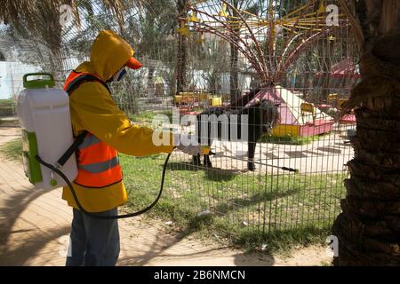 Un travailleur palestinien désinfecte un zoo comme mesure pour empêcher la propagation du nouveau Coronavirus, à Rafah, dans le sud de la bande de Gaza, le 11 mars 2020. Banque D'Images