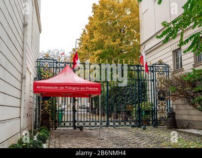 Pavillon rouge à l'entrée de l'ambassade de Pologne à Paris, France Banque D'Images