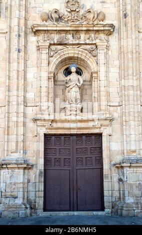 Façade de l'église Saint-Nicolas à Villafranca del Bierzo, Castilla y Leon, Espagne. Banque D'Images