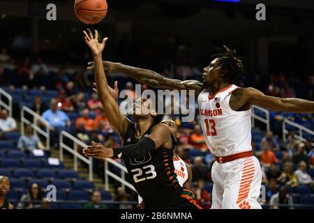 Greensboro, Caroline du Nord, États-Unis. 11 mars 2020. Miami (Fl) la garde des ouragans Kameron McGusty (23) tire un coureur après Clemson Tigers Guard Tevin Mack (13) pendant le match du tournoi ACC entre les ouragans de Miami et les Clemson Tigers au Greensboro Coliseum le 11 mars 2020 à Greensboro, Caroline du Nord. Photo De William Howard/Csm/Alay Live News Banque D'Images