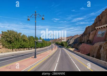 Route côtière vide à Muscat en Oman Banque D'Images