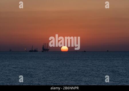 Forages au lever du soleil au large d'Abu Dhabi Banque D'Images