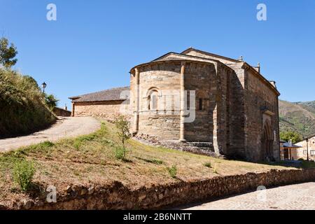 Abside semi-circulaire de l'église romane de Santiago à Villafranca del Bierzo, Castille et Leon, Espagne. Banque D'Images