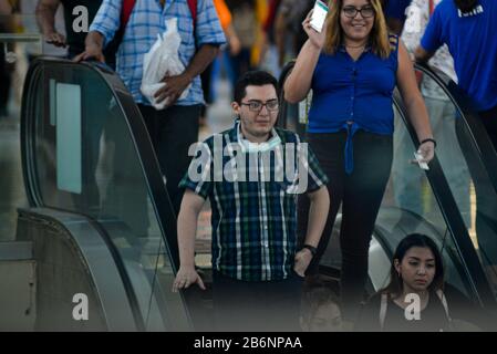 San Salvador, El Salvador. 11 mars 2020. Un homme portant un masque de visage autour de son cou traverse un centre commercial.Après que le Honduras (UN pays voisin) a confirmé 2 cas de virus Corona, les salvadoriens s'attendent à une arrivée prochaine de la pandémie.El Salvador n'a pas encore confirmé les cas de COVID-19. Crédit: Camilo Freedman/Zuma Wire/Alay Live News Banque D'Images